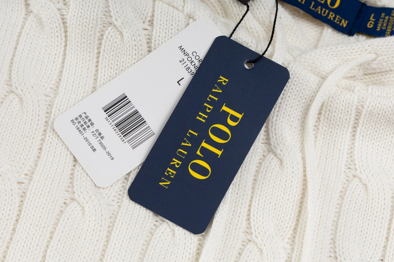 P236 #R84 RALPH LAUREN Six-color classic hooded twist pullover sweater with high-density LOGO embroidery on the chest and original custom-made tag accessories. Made of pure cotton yarn, pure cotton is skin-friendly and comfortable, small label war horse embroidered twist hooded sweater 🐎 high quality, follow the blogger to learn how to wear it! Let’s buy a Ralph Lauren cable sweater. It’s a super hard-to-find series after it became popular. It’s hard to find one on the official website. It’s simple and practical to wear, with a lazy and loose feel. The thickened fabric has more texture, feels soft and delicate, and has a loose fit. Whether worn alone or layered, you can wear different styles of fashion with just one piece!   Size: S M L